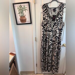 Chic Black and White Sleeveless Dress